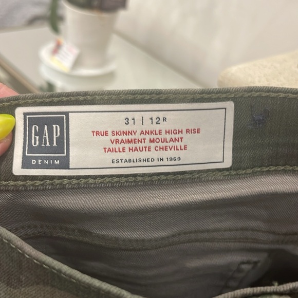 Gap Camo true skinny ankle high rise. Never worn. Size 31/12 regular - Picture 3 of 4